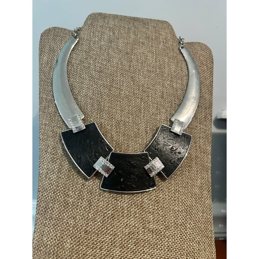 Guess ? - Picture 5 of 11